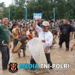 Ratusan Warga Berebut Ikan Lele di Acara Gogoh Iwak HUT Ke-16 Kabupaten Pringsewu