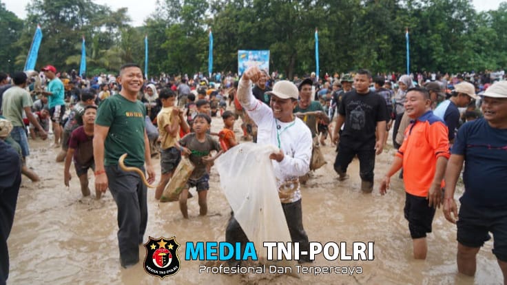 Ratusan Warga Berebut Ikan Lele di Acara Gogoh Iwak HUT Ke-16 Kabupaten Pringsewu