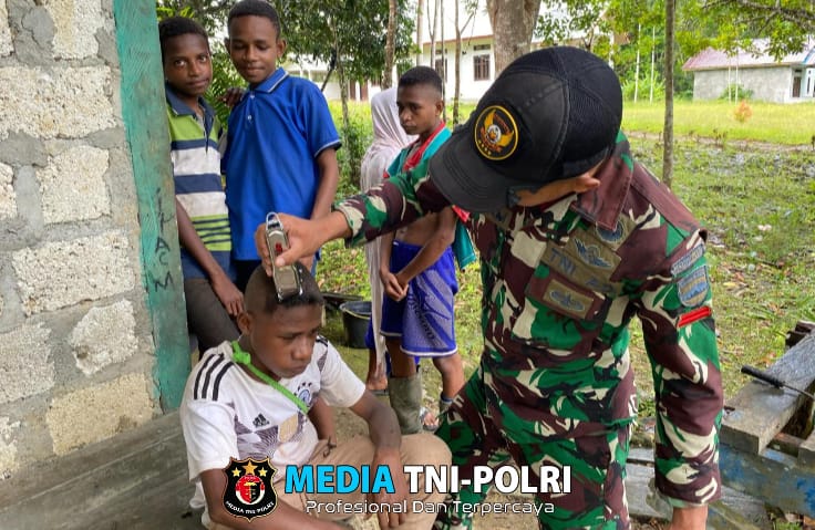 Pengabdian Tanpa Batas, Satgas Yonif 131/Brajasakti Berikan Pelayanan Pangkas Gratis untuk Warga Papua