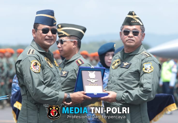 Kasad Dianugerahi Wing Kehormatan Penerbang Kelas 1 TNI AU