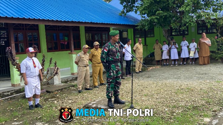 Menanamkan Jiwa Nasionalisme Kepada Pelajar di Perbatasan RI-PNG, Satgas Yonif 131/Brajasakti Melatih Murid SD Inpres Skow Sae Upacara Bendera