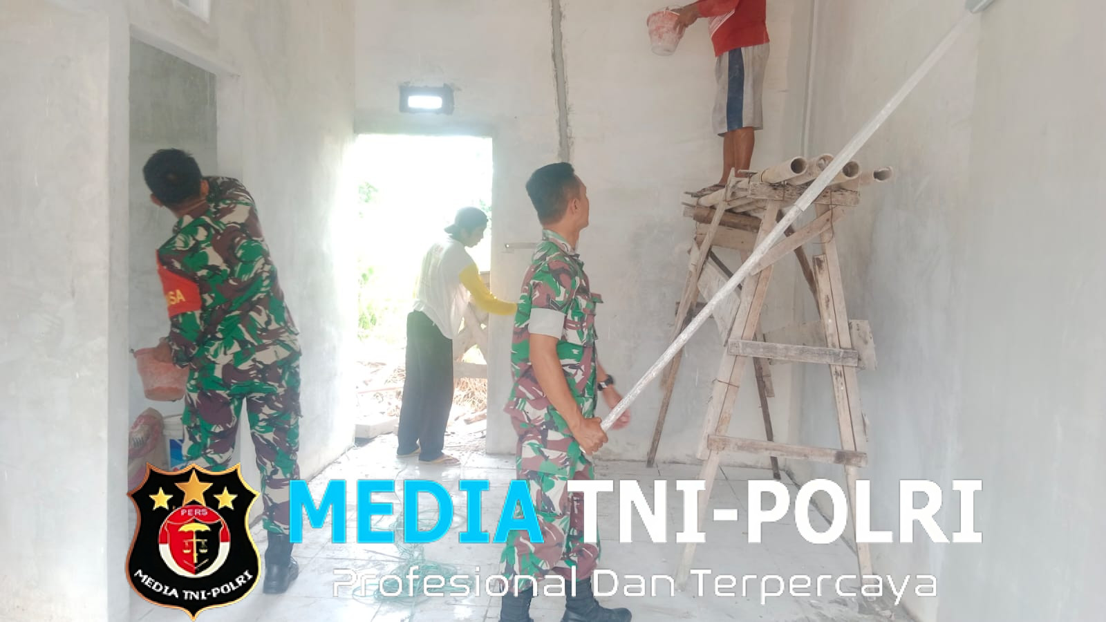 Babinsa Bantu Rehab Rumah Warga Wujudkan Kebersamaan