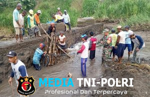Babinsa Desa Jatinom Bersama Warga dan Poktan Mekar Sari Gotong Royong Bersihkan Dam Sungai Nglaos