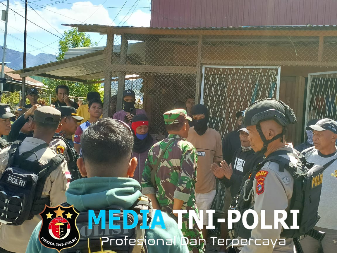 Keamanan Ditingkatkan Babinsa Koramil 1705-04 Moanemani dan Polsek Kamuu Lakukan Pemantauan Pasca Perampokan dan Pembunuhan di Pasar Ikebo