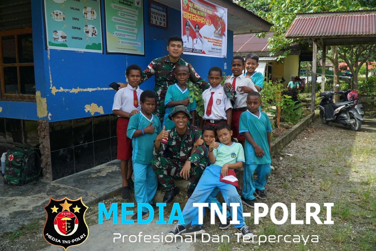 Satgas Yonif 131/Brajasakti Ajak Siswa SD Inpres Wonorejo Gotong Royong Ciptakan Lingkungan Bersih