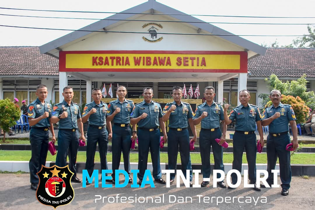 Komandan Kompi Markas Brigif 2 Marinir Pimpin Upacara Kenaikan Pangkat Prajuritnya