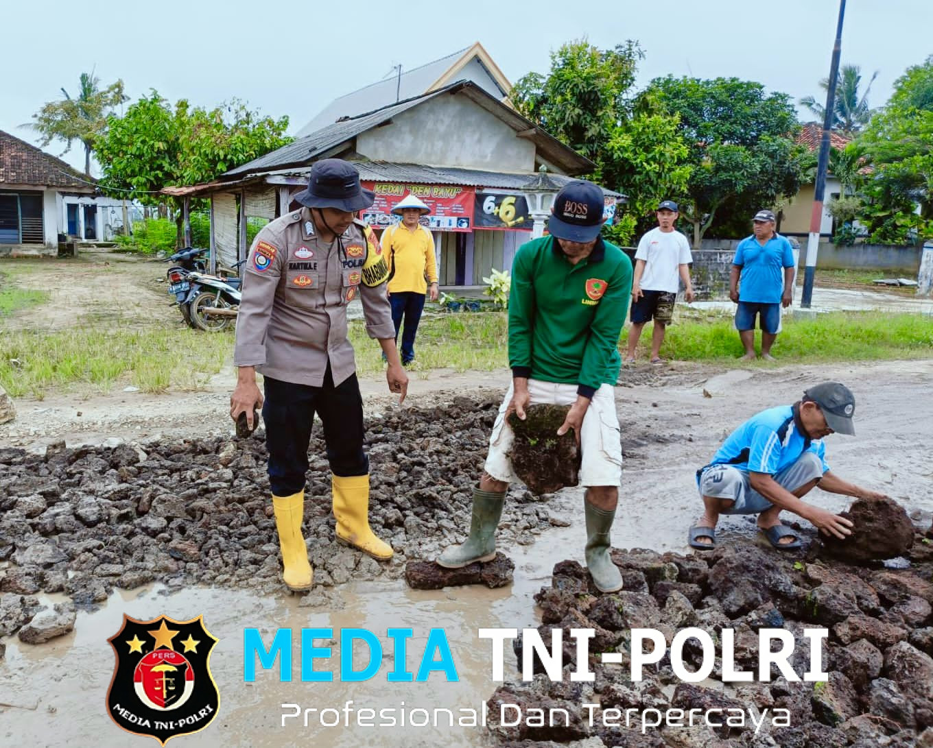Wujud Sinergitas, Bhabinkamtibmas Polsek Seputih Raman Gotong Royong Bersama Warga Perbaiki Jalan Rusak