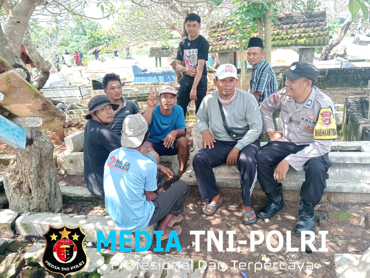 Babinkamtibmas Polsek Terbanggi Besar Ikut Mengantarkan Jenazah ke Kuburan, Tunjukkan Kepedulian