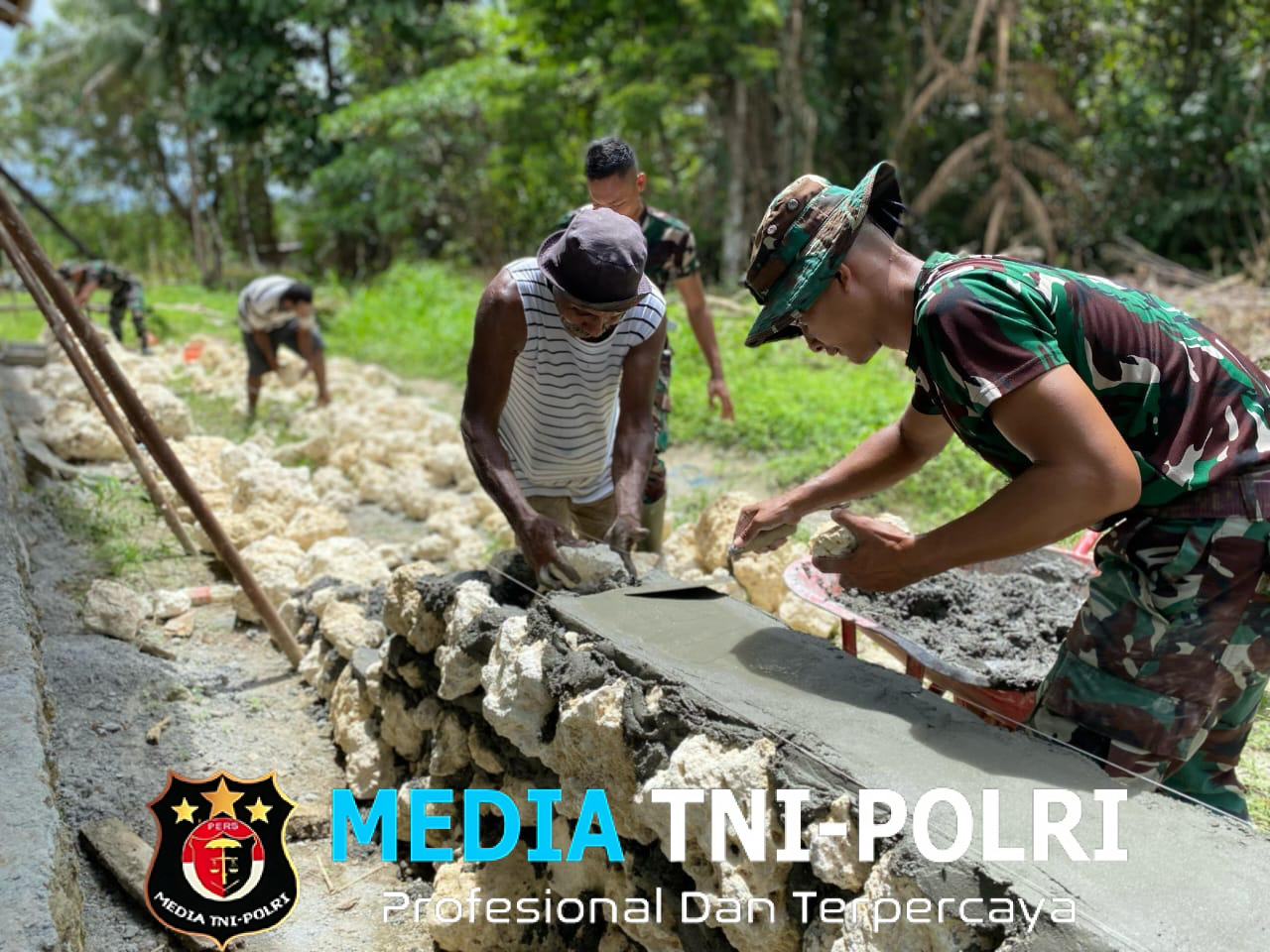 Bahu Membahu Bersama Masyarakat, Satgas Yonif 131/Brajasakti Membangun Gereja di Perbatasan Papua