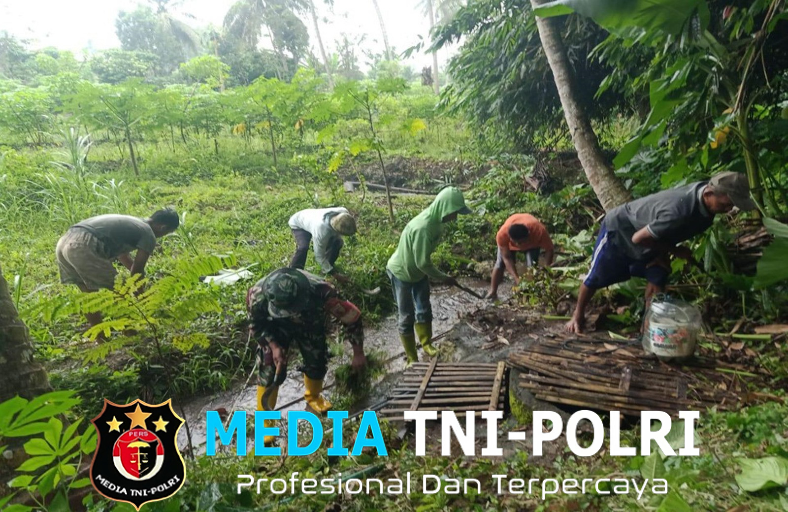 Rawat Ketersediaan Air, Babinsa Desa Serang Bersama Warga Gotong Royong Bersihkan Sumber Air Pertanian