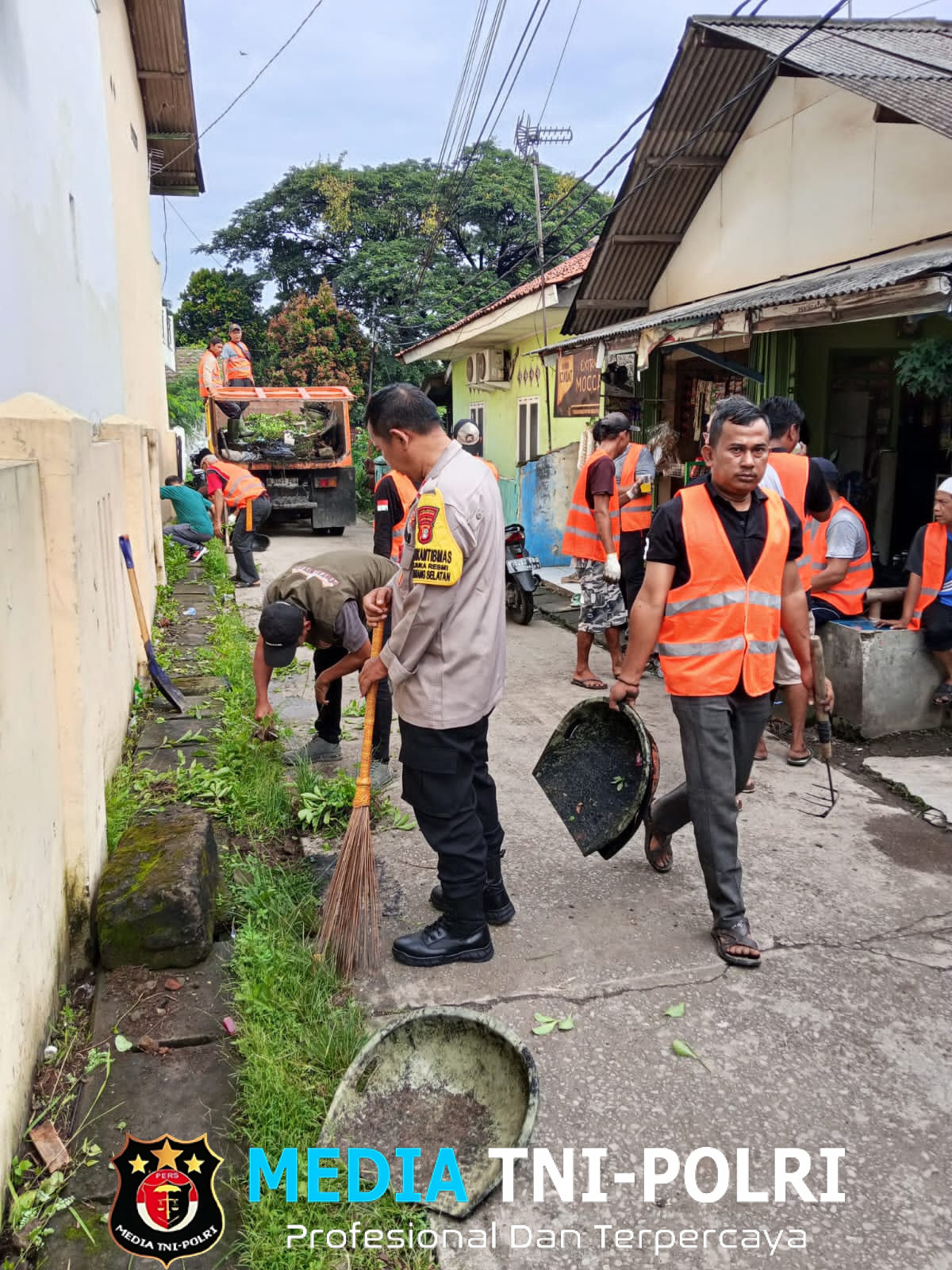 Sinergitas Babinkamtibmas Bersama Warga, Dalam Pelaksanaan Program Pembangunan Melalui Padat Karya Tunai Desa, di Desa Sukaresmi, Kecamatan Cikarang Selatan, Kabupaten Bekasi