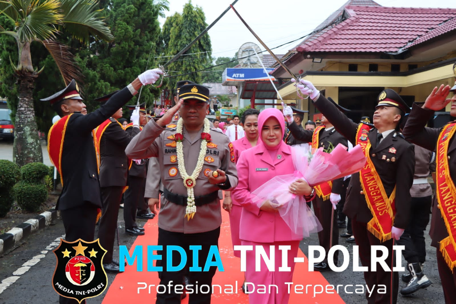 Tarian Adat, Pocil dan Pedang Pora Sambut Kapolres Tanggamus Baru AKBP Rahmad Sujatmiko