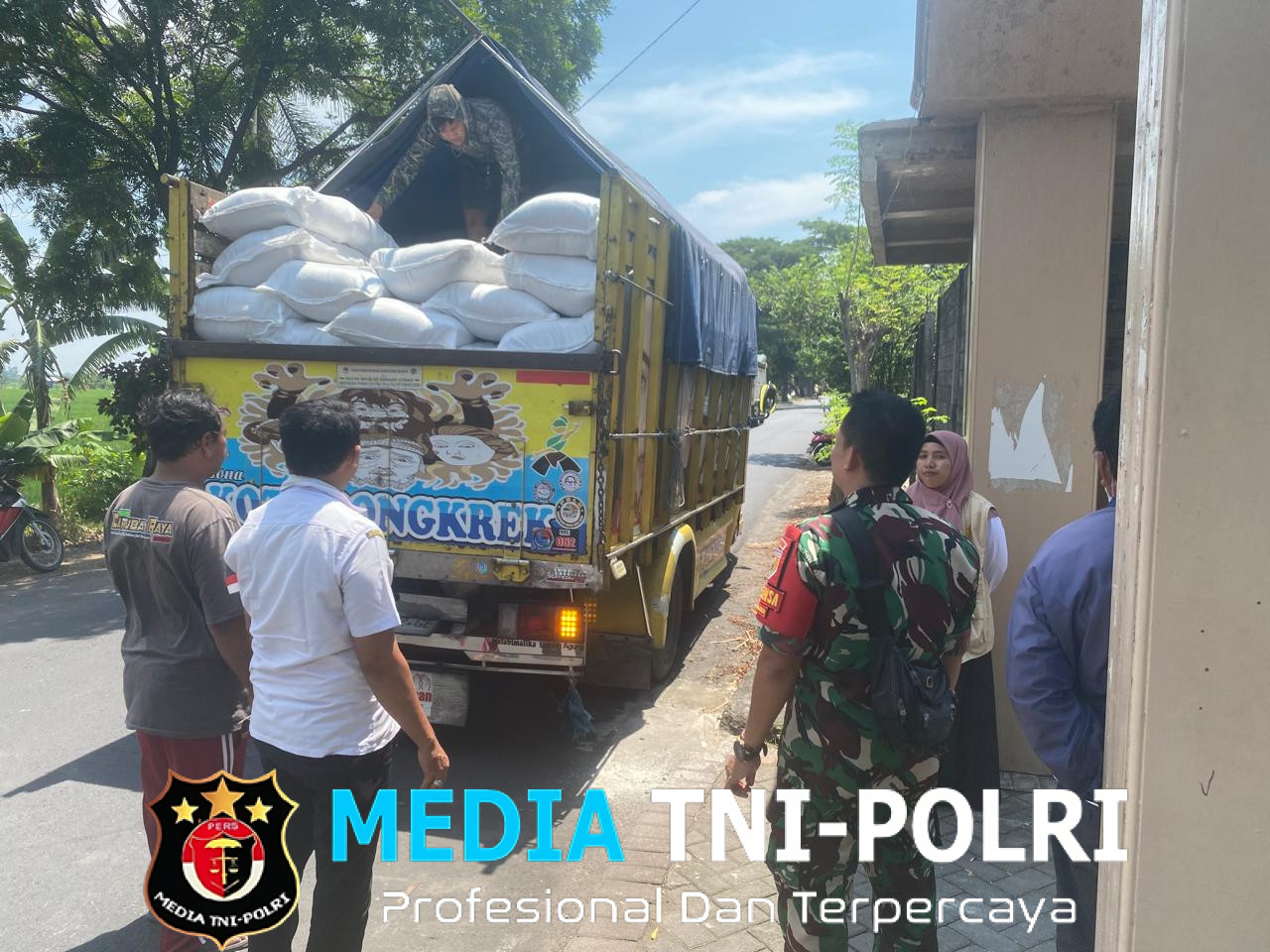 Babinsa Koramil 0819/10 Bangil Dampingi Penyaluran Bantuan Benih Padi untuk Gapoktan di Kecamatan Bangil