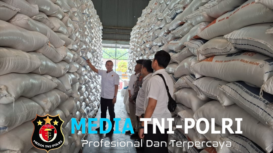 Satgas Pangan Polres Tulang Bawang Barat Cek Ketersedian Bahan Kebutuhan Pokok di Gudang Bulog Pagar Dewa