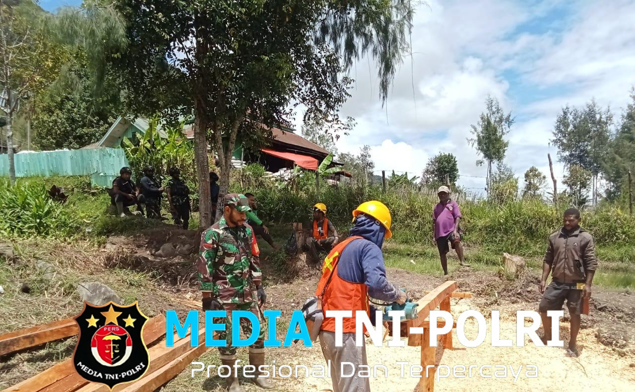 Wujudkan Manunggal TNI-Rakyat, Babinsa Koramil 1705-05/Homeyo Melaksanakan Karya Bakti Bersama Warga Kampung Pogapa