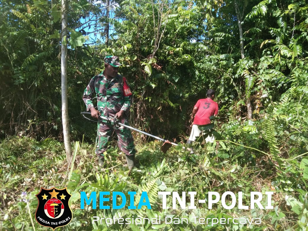 Babinsa Koramil 1705-03/Kwatisore Melaksanakan Hotong Royong Membuka Lahan Warga di Kampung Wami Jaya Wilayah Binaan
