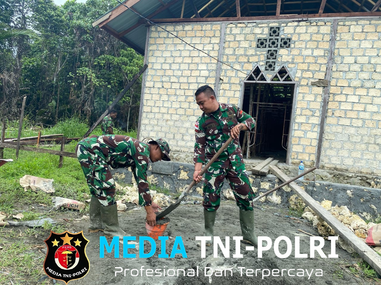 Dengan Semangat Gotong Royong, Satgas Pamtas RI-PNG Yonif 131/Brajasakti Bersama Warga Bangun Gereja di Perbatasan Papua