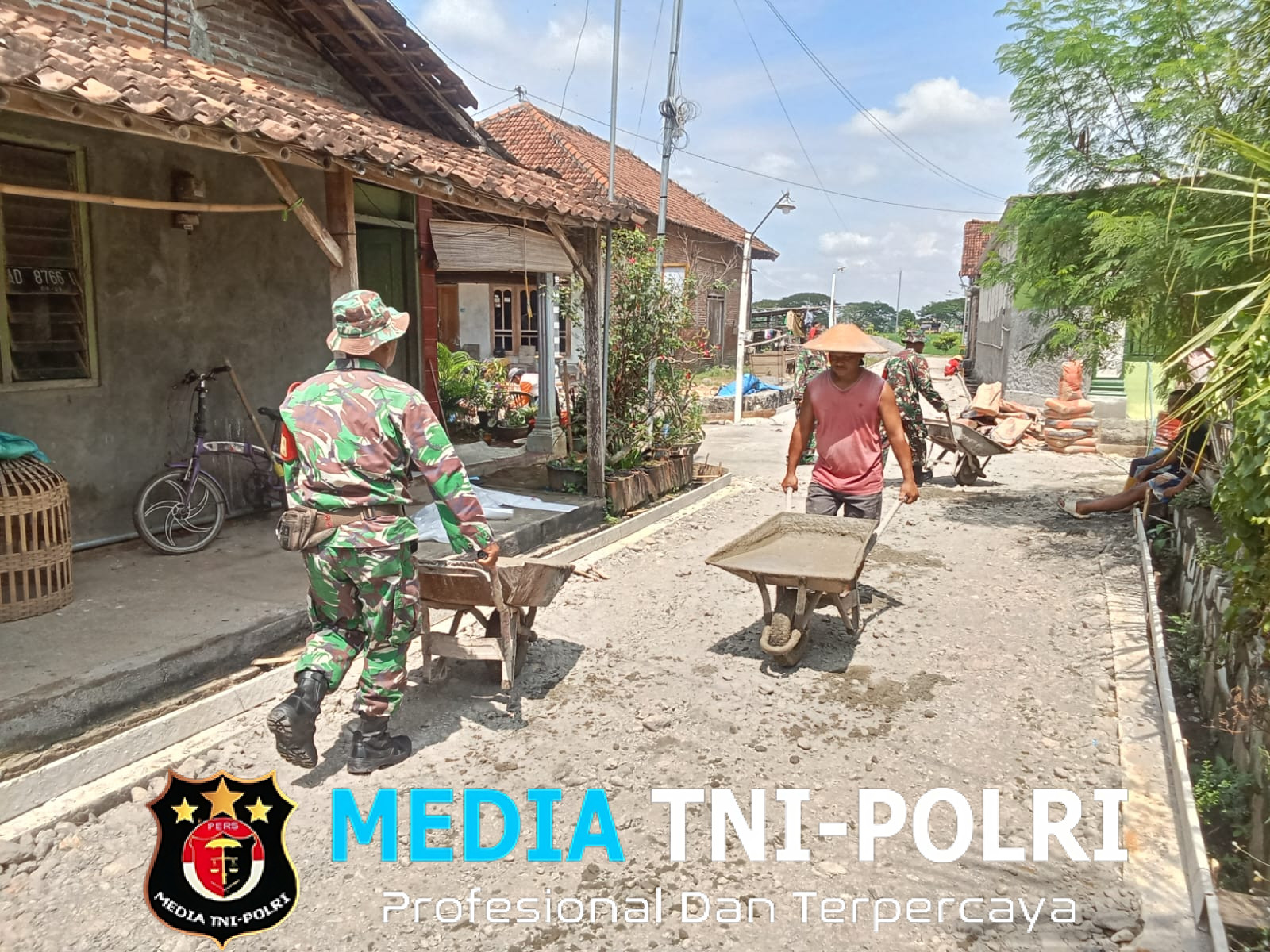 Babinsa Turut Membangun Infrastruktur, Gotong Royong Cor Jalan Kampung