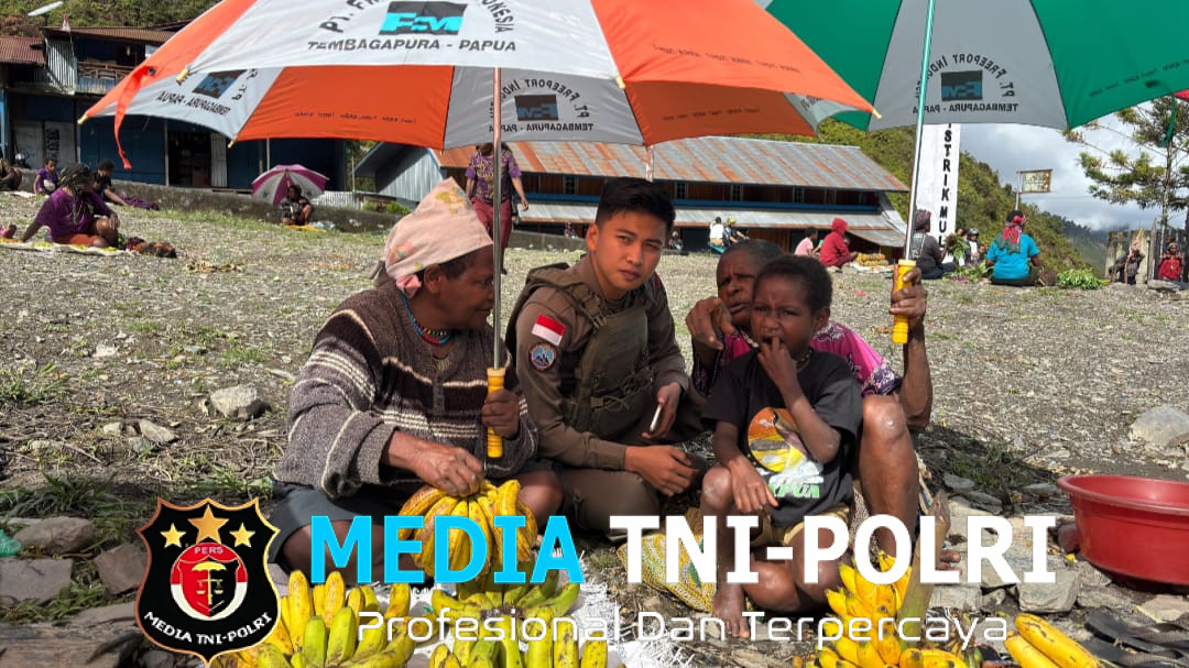 Senyum Mama-Mama Papua Saat Bripda. Rafly Personel Ops Damai Cartenz-2025 Ulurkan Payung