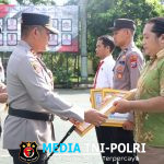 Kapolres Malang Beri Penghargaan kepada 22 Anggota dan 3 Warga yang Bantu Tugas Polisi