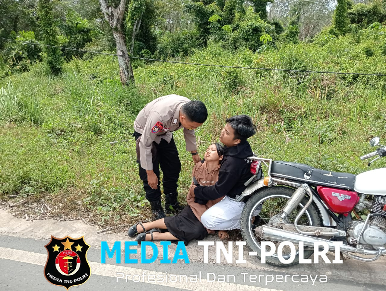 Sigap Menolong, Patroli Polsek Tulang Bawang Tengah Evakuasi Penumpang Motor Pingsan
