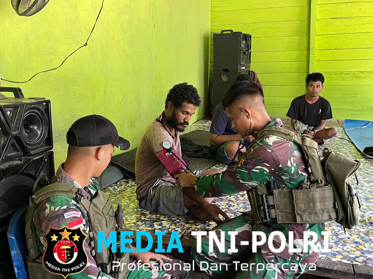 Selalu Ada Untuk Masyarakat Papua, Satgas Yonif 131/Brajasakti Bantu Masyarakat yang Sakit di Kampung Uskwar Perbatasan Papua