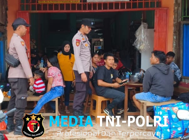 Polsek Menyuke Memberikan Imbauan Kamtibmas Kepada Warga Saat Patroli Siang