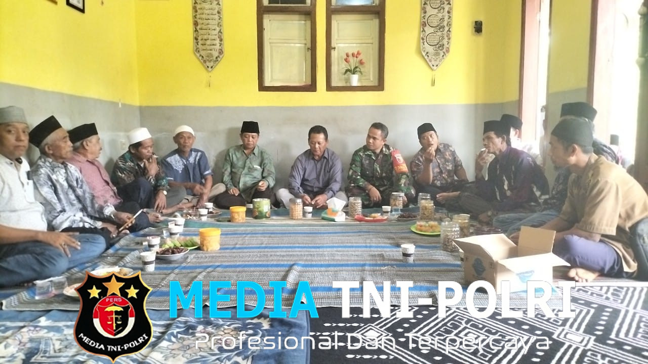 Pererat Silaturahmi Pasca Lebaran, Babinsa Kalipare Gelar Halal Bihalal Bersama Tokoh Masyarakat