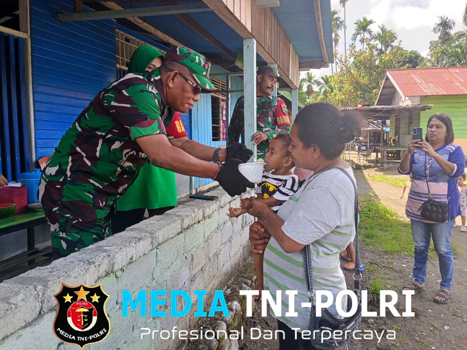 Babinsa koramil 1705-01/Nabire Dampingi Pengurus Persit, Laksanakan Pemberian Makanan Tambahan Kepada Anak