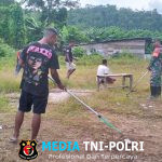 Babinsa koramil 1705-03/Kwatisore Melaksanakan Karya Bhakti Bersama Warga di Kampung Simbokeri Wilayah Binaan