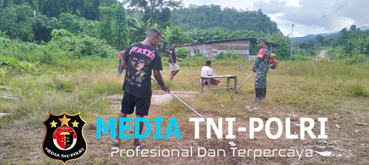 Babinsa koramil 1705-03/Kwatisore Melaksanakan Karya Bhakti Bersama Warga di Kampung Simbokeri Wilayah Binaan