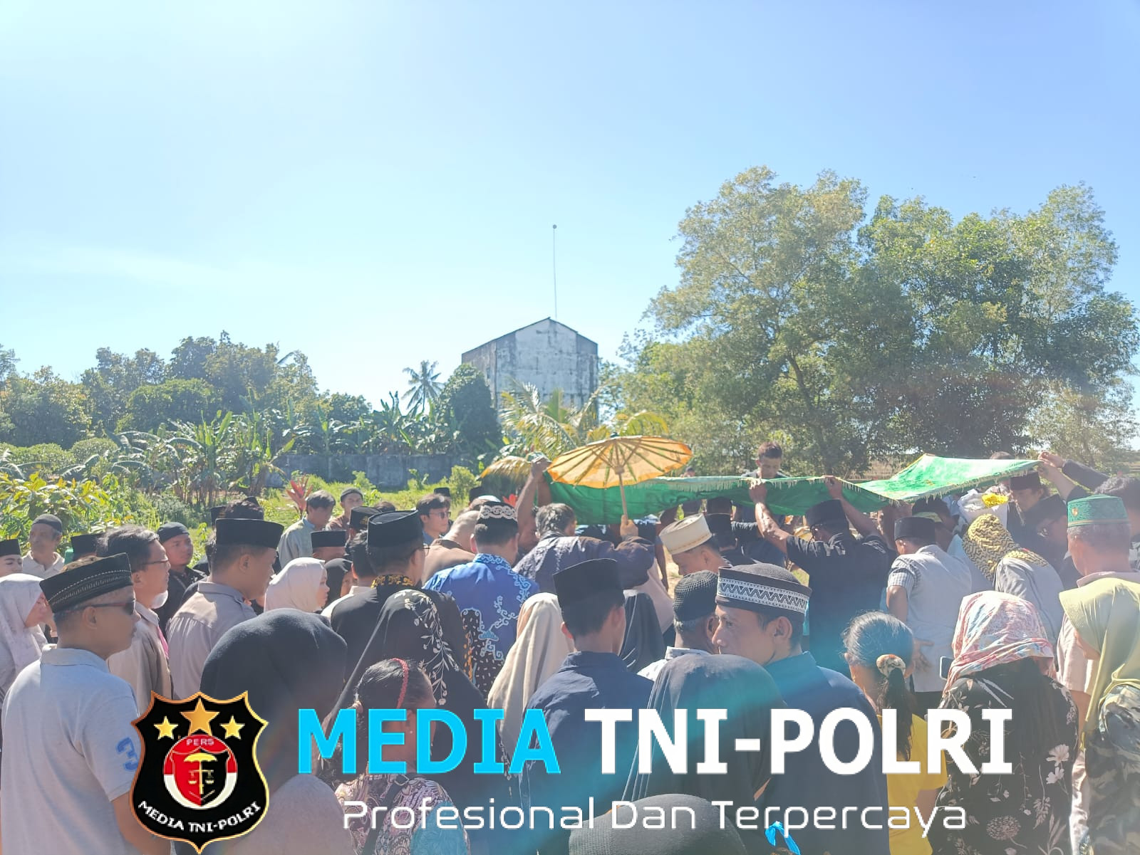 Personel Polsek Batanghari Takziah ke Rumah Duka Warga yang Meninggal Dunia