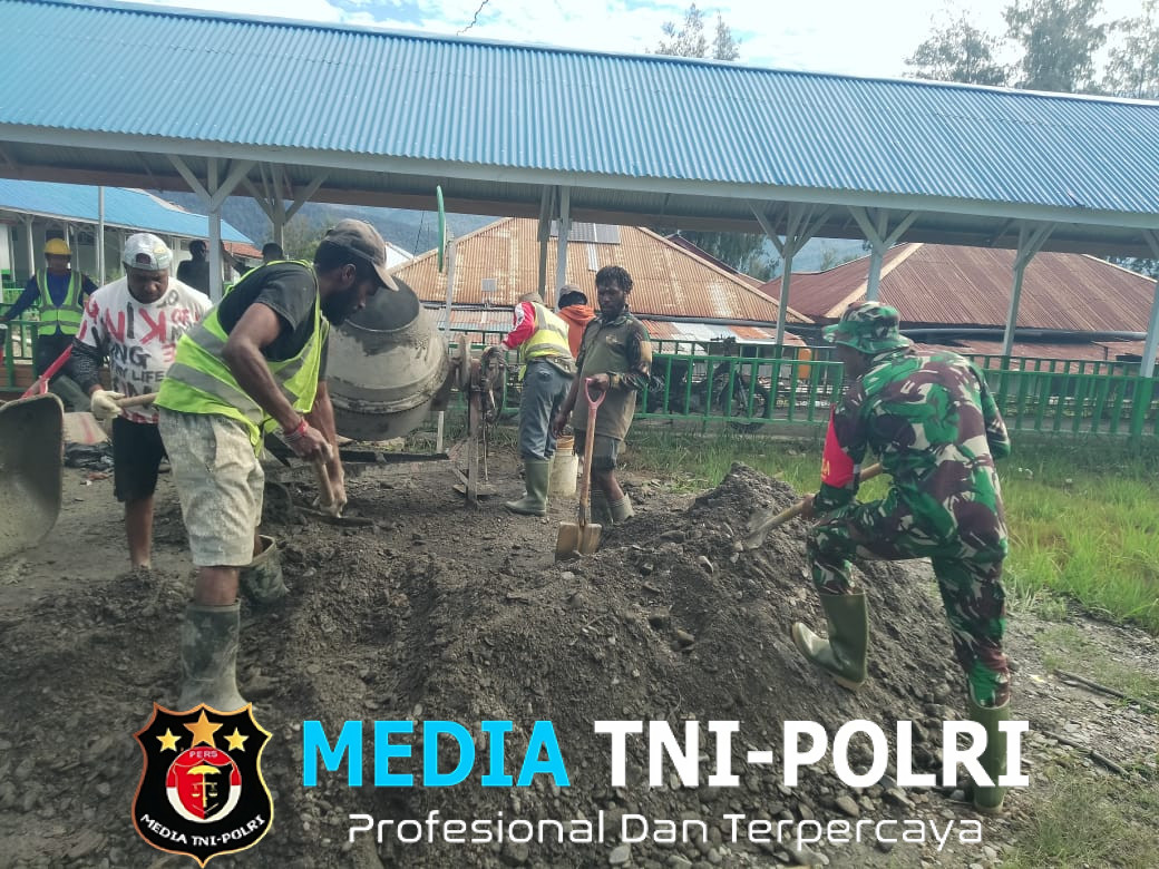 Anggota Koramil 1705-08/Sugapa Melaksanakan Kegiatan Karya Bakti Bersama Masyarakat di Desa Binaan