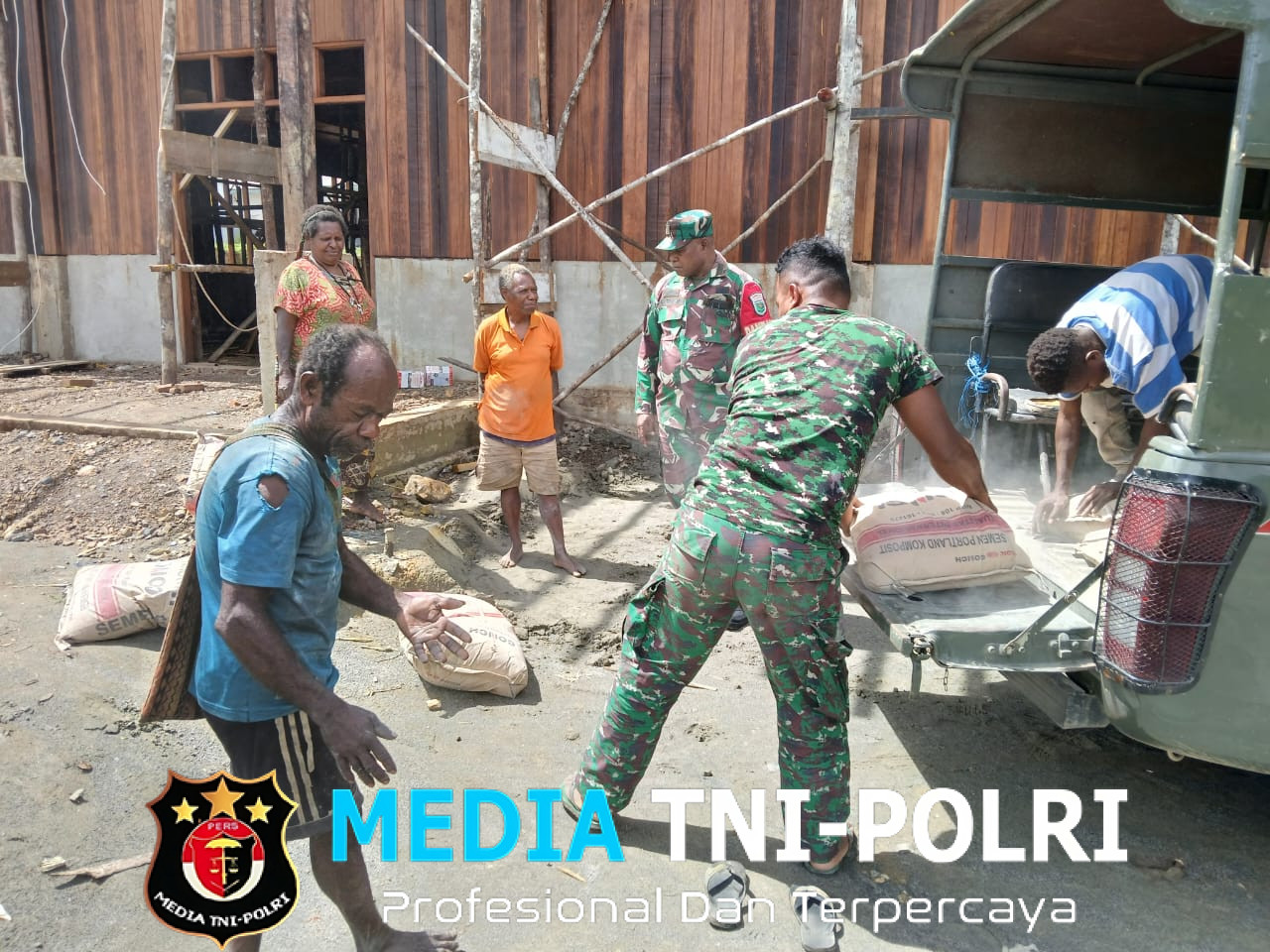 Menjalin Keakraban, Danramil 1705-06/Mapia Melaksanakan Komsos dengan Masyarakat di Distrik Mapia