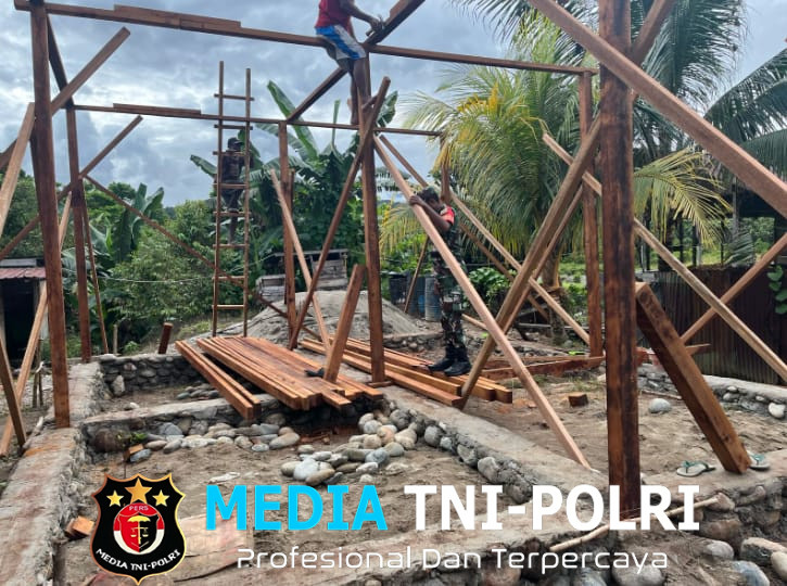 Babinsa Koramil 1705-07/Siriwo Membantu Masyarakat dalam Proses Pembangunan Rumah Warga