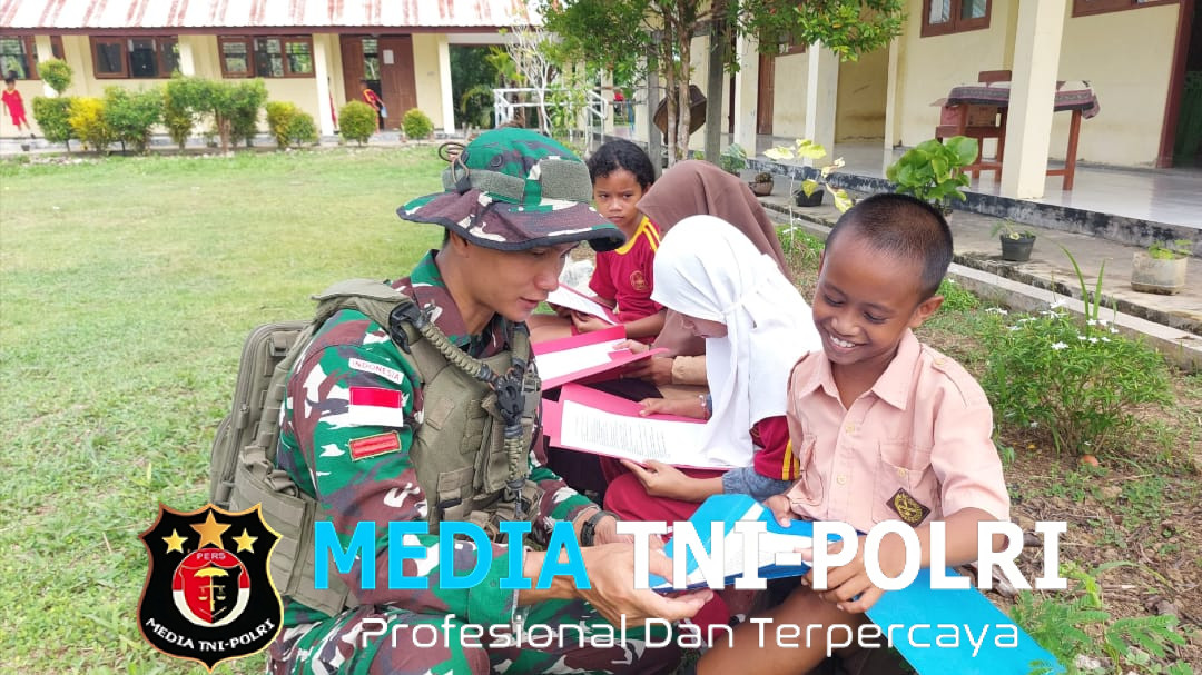 Wujudkan Generasi Disiplin, Satgas Yonif 131/Brajasakti Ajarkan Baris Berbaris di SDN Pitewi