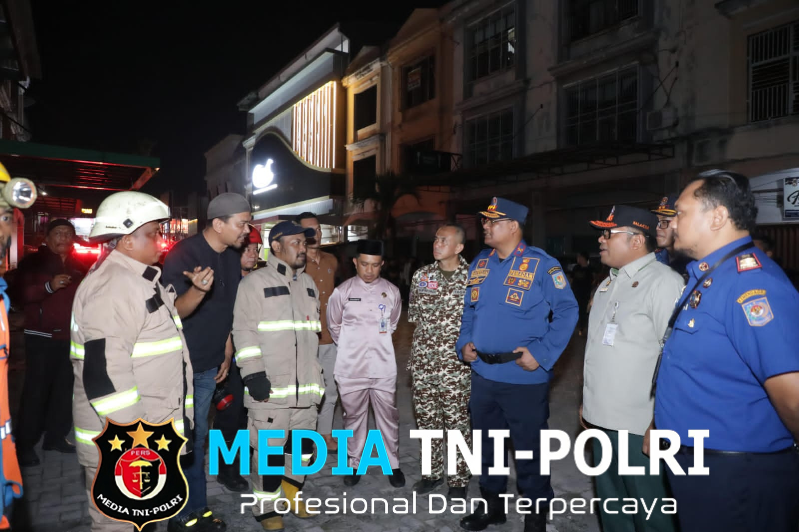 Dirjen Bina Adwil Safrizal ZA Beri Komando Langsung kepada Tim Damkar dalam Penanganan Kebakaran di Pekanbaru