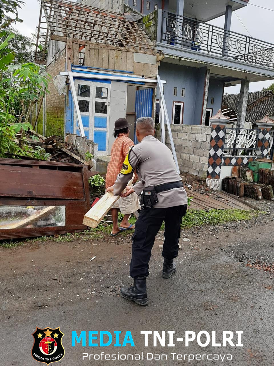 Anggota Polres Wonosobo Renovasi 3 Warga Tak Layak Huni di Desa Wonosobo