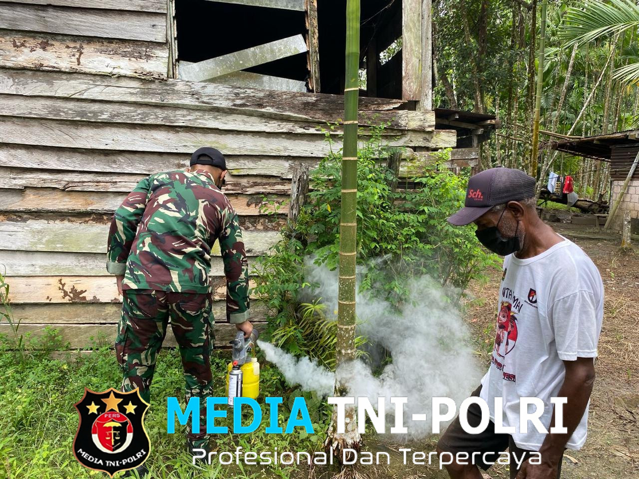 Basmi Malaria, Satgas Yonif 131/Brajasakti Lakukan Fogging di Kampung Ampas Perbatasan Papua