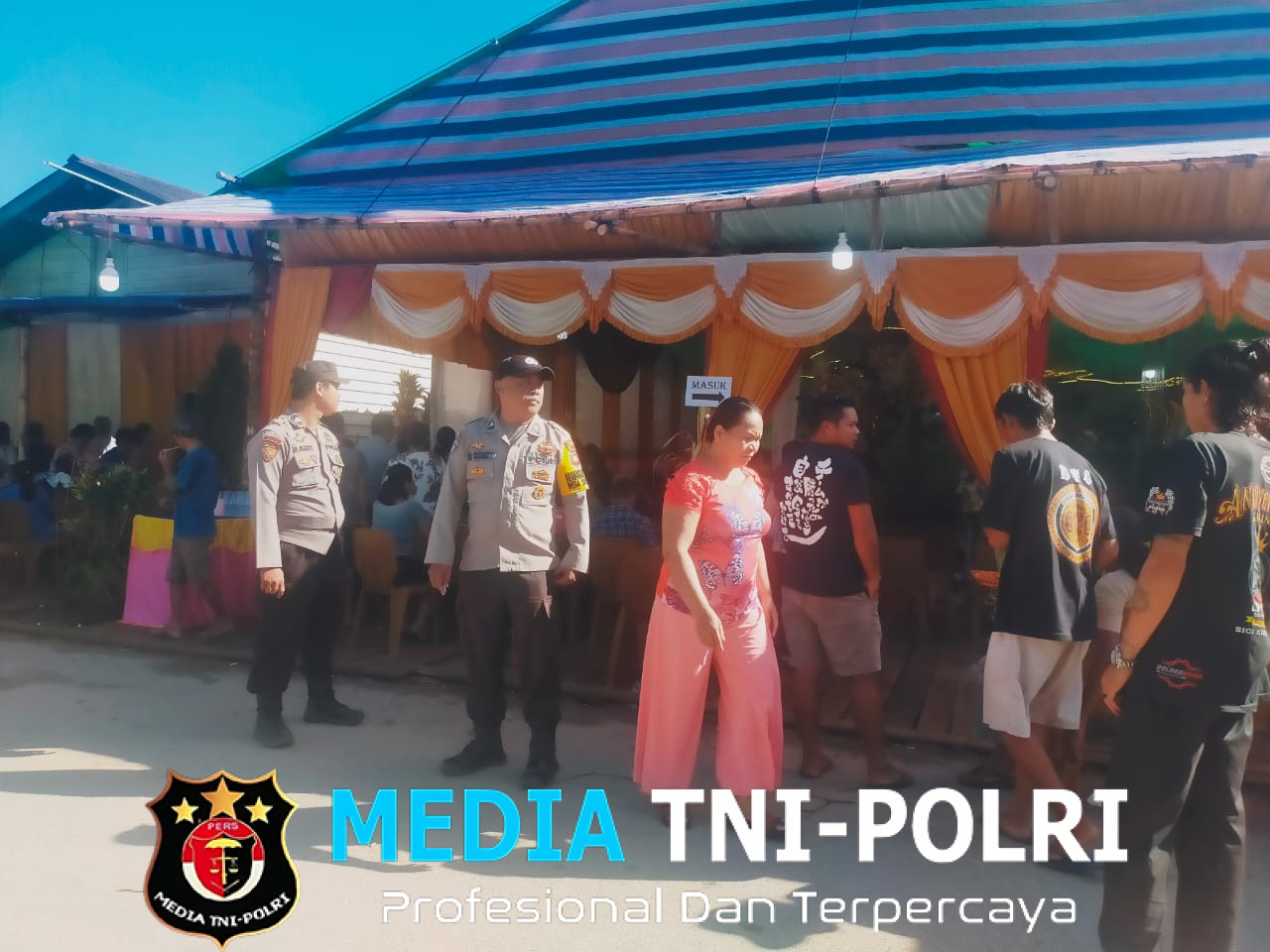 Bhabinkamtibmas Polsek Air Besar Berikan Pelayanan dan Pengamanan di Acara Pesta Pernikahan Warga