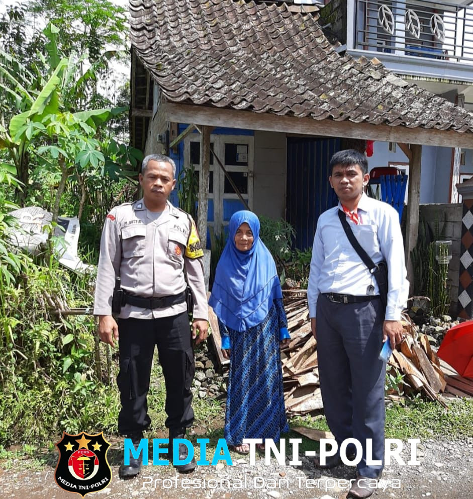 Anggota Polres Wonosobo Renovasi 3 Warga Tak Layak Huni di Desa Wonosobo