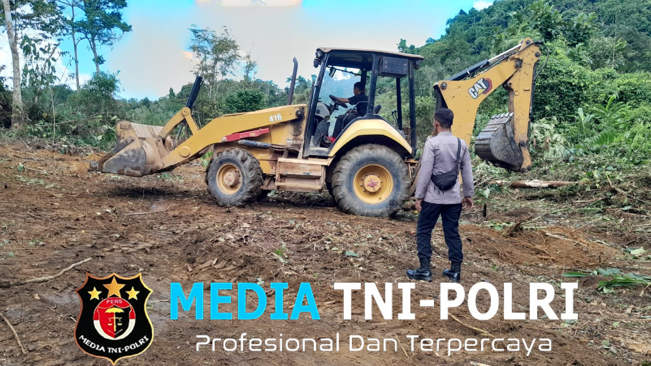 Sinergi Polri dan Masyarakat Polsek Sebangki Bantu Pengolahan Lahan Warga