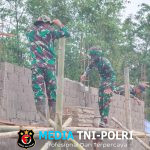 Satgas Pamtas RI-Mly Yonzipur 5/ABW Tingkatkan Keindahan Fasilitas di TMP Dwikora Melalui Pembuatan Pagar