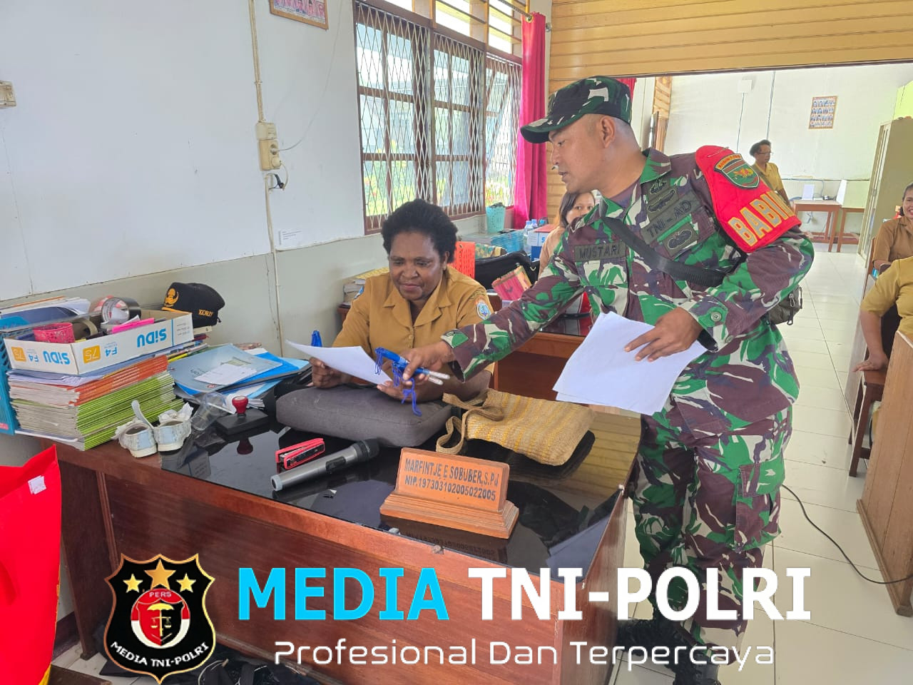 Babinsa koramil 1705-01/Nabire Bagikan Lembar Kuisiuner Tentang Program Makan Bergizi di Sekolah