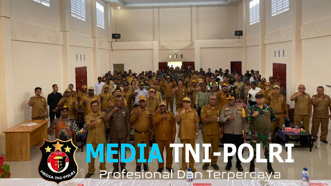 Babinsa koramil 1705-06/Mapia Melaksanakan Komsos dengan Pedagang Sembako