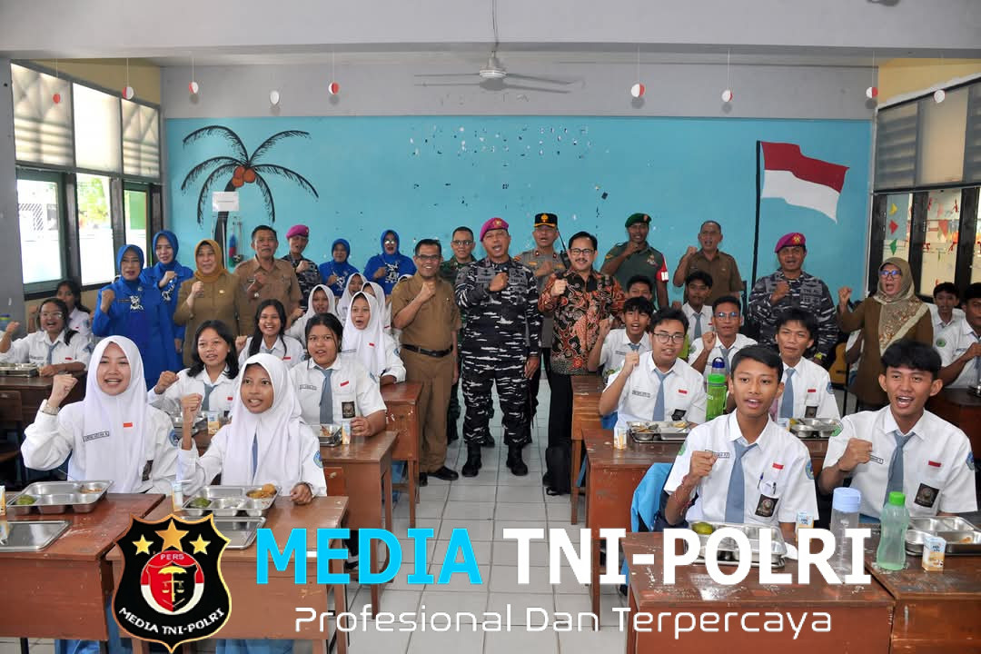 Komandan Pasmar 2 Tinjau Pelaksanaan Program MBG di SMA Negeri 22 Surabaya