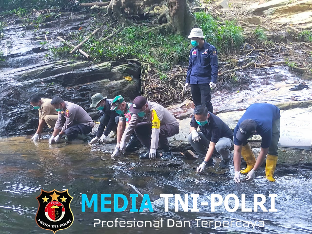 Polsek Air Besar Dampingi BKSDA Lakukan Pelepasan Satwa di Lindungi ke Habitatnya