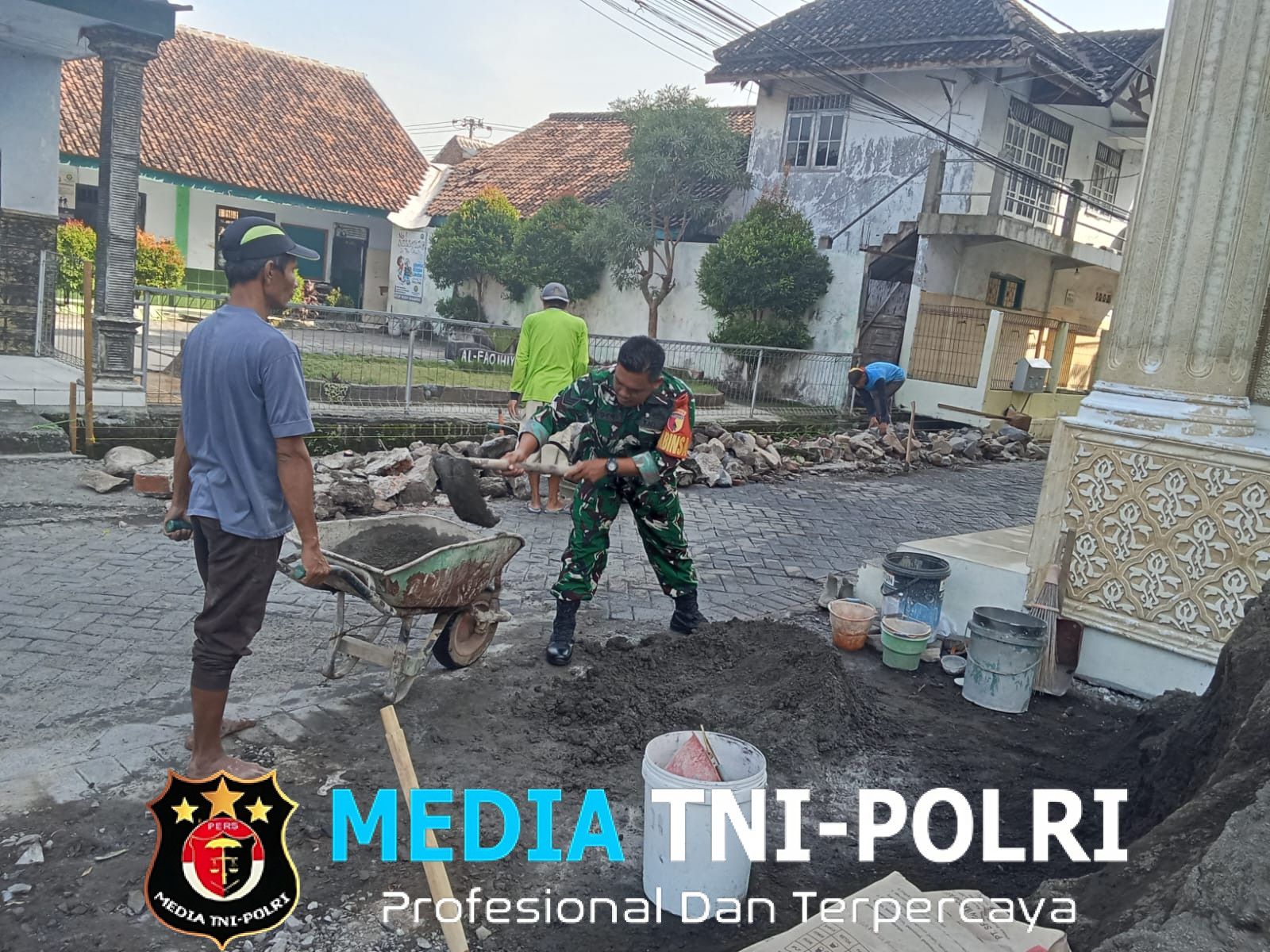 Wujudkan Lingkungan yang Nyaman, Babinsa dan Warga Bangun Saluran Drainase
