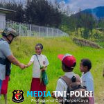 Satgas Ops Damai Cartenz Sambangi Anak Sekolah di Ilaga, Perkuat Pendekatan Humanis Jaga Keamanan