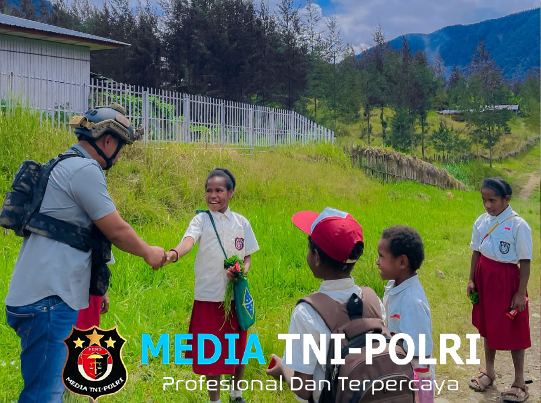 Satgas Ops Damai Cartenz Sambangi Anak Sekolah di Ilaga, Perkuat Pendekatan Humanis Jaga Keamanan